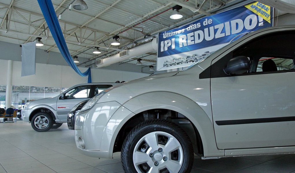 A previsão de reajuste nas alíquotas do Imposto sobre Produto Industrializado foi usada como argumento, por vendedores de automóveis, para incentivar os consumidores a comprar carros antes da virada do ano (Foto: Leonardo Attuch) A previsão de reajuste nas alíquotas do Imposto sobre Produto Industrializado foi usada como argumento, por vendedores de automóveis, para incentivar os consumidores a comprar carros antes da virada do ano