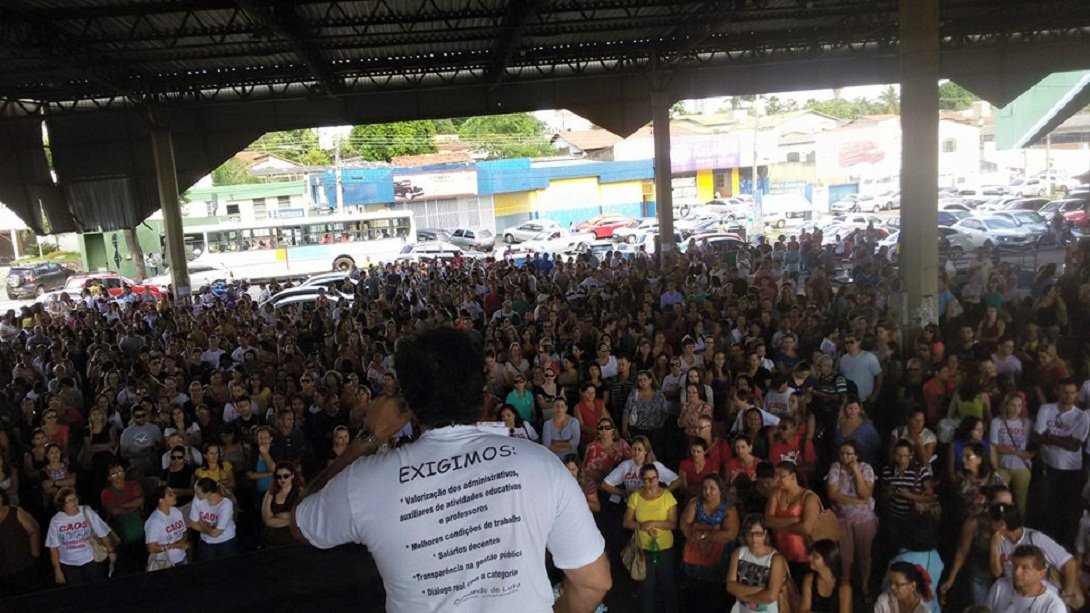 Decisão foi tomada na manhã de hoje durante assembleia da categoria liderada pelo Sindicato Municipal dos Servidores da Educação de Goiânia (Simsed), no Cepal do Setor Sul; professores alegam que Paulo Garcia não cumpriu todos os pontos do acordo celebrado em 2014, não pagou a data-base retroativa e ainda cortou benefícios como quinquênios e gratificações; situação da prefeitura pode piorar porque outras categorias ameaçam entrar em greve. Os servidores da saúde não descartam paralisação assim como a Guarda Municipal (Foto: José Barbacena) Decisão foi tomada na manhã de hoje durante assembleia da categoria liderada pelo Sindicato Municipal dos Servidores da Educação de Goiânia (Simsed), no Cepal do Setor Sul; professores alegam que Paulo Garcia não cumpriu todos os pontos do acordo celebrado em 2014, não pagou a data-base retroativa e ainda cortou benefícios como quinquênios e gratificações; situação da prefeitura pode piorar porque outras categorias ameaçam entrar em greve. Os servidores da saúde não descartam paralisação assim como a Guarda Municipal