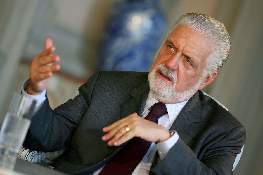 "Acho que é preciso que as pessoas tenham mais parcimônia e cuidado com a coisa pública. Se o cuidado da coisa pública passa pela investigação do mau uso do dinheiro público, também passa por não enterrar uma empresa", declarou o governador da Bahia, Jaques Wagner, que deve assumir um ministério de peso no governo Dilma (Foto: Leonardo Attuch) "Acho que é preciso que as pessoas tenham mais parcimônia e cuidado com a coisa pública. Se o cuidado da coisa pública passa pela investigação do mau uso do dinheiro público, também passa por não enterrar uma empresa", declarou o governador da Bahia, Jaques Wagner, que deve assumir um ministério de peso no governo Dilma