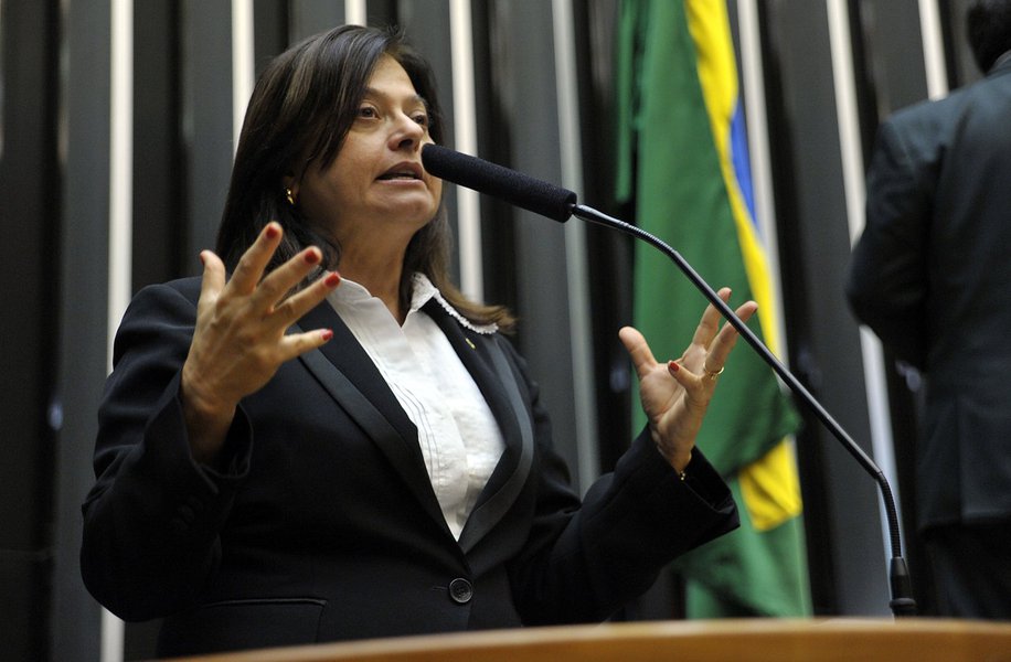"A flexibilização implicaria o fim do instituto da pensão. Sabe-se que a ameaça de prisão 'educa' o executado a cumprir sua obrigação e não deixar seus filhos com fome. Como 38% dos lares do Brasil são chefiados por mulheres, esta é uma grande vitória das brasileiras", diz a deputada Alice Portugal (PC do B), autora da proposta de reinserção do regime fechado de prisão para devedores de pensão alimentícia no Código de Processo Civil (Foto: Romulo Faro) "A flexibilização implicaria o fim do instituto da pensão. Sabe-se que a ameaça de prisão 'educa' o executado a cumprir sua obrigação e não deixar seus filhos com fome. Como 38% dos lares do Brasil são chefiados por mulheres, esta é uma grande vitória das brasileiras", diz a deputada Alice Portugal (PC do B), autora da proposta de reinserção do regime fechado de prisão para devedores de pensão alimentícia no Código de Processo Civil