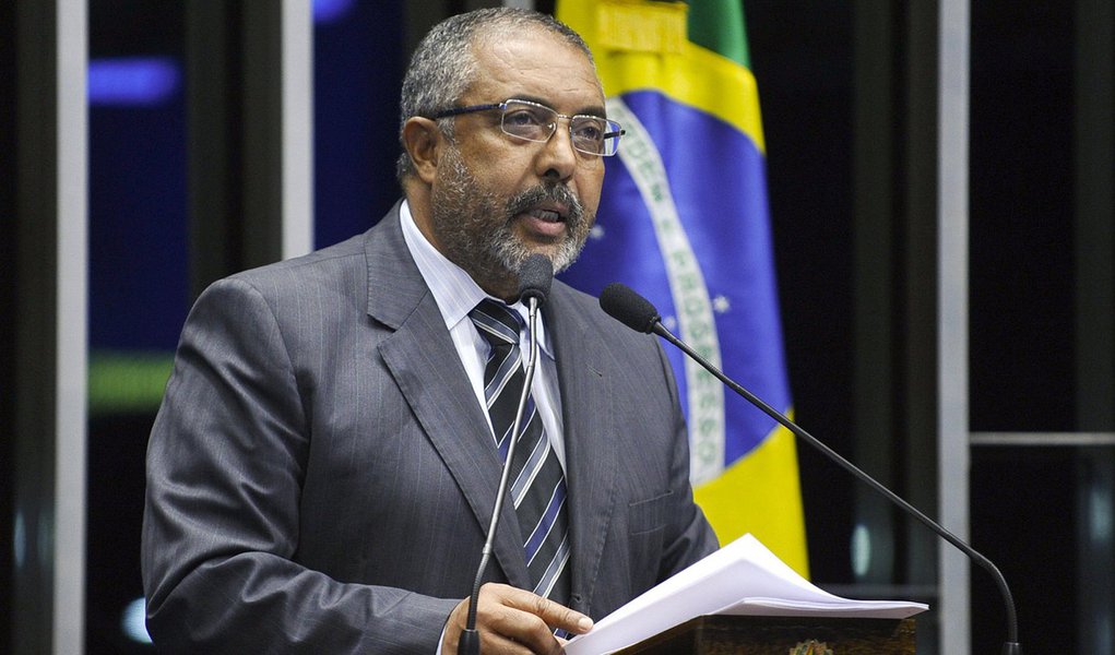 Figura histórica do partido, senador do Rio Grande do Sul explica por que é contra as MPs 664 e 665, que trata dos direitos trabalhistas, e afirma que "há um descontentamento muito grande" dentro da legenda; "No Senado as pessoas estão se sentindo incomodadas e desconfortáveis. Não só com as MPs, mas com o rumo que está sendo dado. Esperamos que a gente consiga avançar no diálogo. Se não avançar, haverá sequelas", diz Paulo Paim (Foto: Gisele Federicce) Figura histórica do partido, senador do Rio Grande do Sul explica por que é contra as MPs 664 e 665, que trata dos direitos trabalhistas, e afirma que "há um descontentamento muito grande" dentro da legenda; "No Senado as pessoas estão se sentindo incomodadas e desconfortáveis. Não só com as MPs, mas com o rumo que está sendo dado. Esperamos que a gente consiga avançar no diálogo. Se não avançar, haverá sequelas", diz Paulo Paim