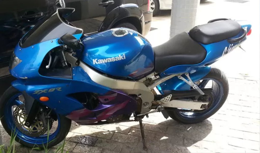 Um homem de 38 anos que estava com uma moto Kawasaki Ninja, com documentos em nome do goleiro Bruno Fernandes, foi assassinado a tiros na Região da Pampulha, em Belo Horizonte; segundo a Polícia Civil, o motivo do assassinato não foi revelado; o rapaz ficou preso de 2011 a 2013, na Penitenciária Nelson Hungria, em Contagem, na Grande BH, por tráfico de drogas; neste mesmo período, o goleiro Bruno esteve no mesmo presídio cumprindo pena pela morte de Eliza Samudio (Foto: Leonardo Lucena) Um homem de 38 anos que estava com uma moto Kawasaki Ninja, com documentos em nome do goleiro Bruno Fernandes, foi assassinado a tiros na Região da Pampulha, em Belo Horizonte; segundo a Polícia Civil, o motivo do assassinato não foi revelado; o rapaz ficou preso de 2011 a 2013, na Penitenciária Nelson Hungria, em Contagem, na Grande BH, por tráfico de drogas; neste mesmo período, o goleiro Bruno esteve no mesmo presídio cumprindo pena pela morte de Eliza Samudio