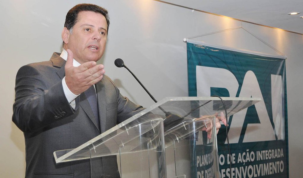 Na primeira reunião que terá com seu novo secretariado em 2014, o governador Marconi Perillo deverá pedir mais empenho para entrega dos compromissos e pouca política; encontro, que será realizado na próxima quarta-feira, 1º de janeiro, substituirá a solenidade de posse dos novos secretários do Estado (Foto: Voney Malta) Na primeira reunião que terá com seu novo secretariado em 2014, o governador Marconi Perillo deverá pedir mais empenho para entrega dos compromissos e pouca política; encontro, que será realizado na próxima quarta-feira, 1º de janeiro, substituirá a solenidade de posse dos novos secretários do Estado