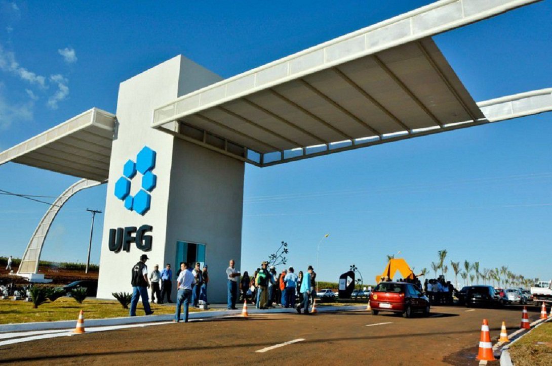 Trabalhadores da UFG, IFG e IF Goiano realizam ato de protesto na manhã desta terça-feira e ficarão inativos por dois; categoria está em conflito com o governo federal devido às negociações de reposição salarial e outros direitos; sindicato considera paralisação história por unir as três unidades educacionais; não é descartada a possibilidade de uma greve (Foto: José Barbacena) Trabalhadores da UFG, IFG e IF Goiano realizam ato de protesto na manhã desta terça-feira e ficarão inativos por dois; categoria está em conflito com o governo federal devido às negociações de reposição salarial e outros direitos; sindicato considera paralisação história por unir as três unidades educacionais; não é descartada a possibilidade de uma greve