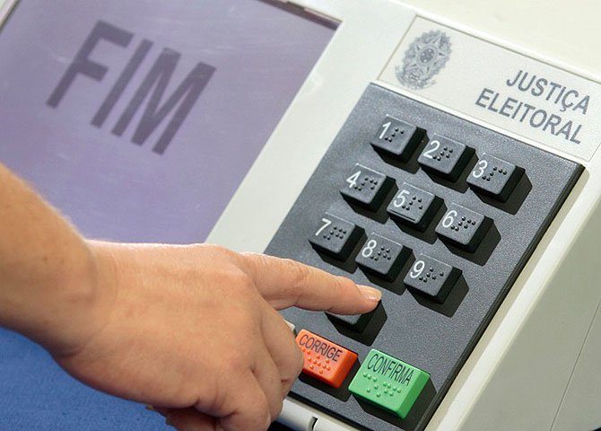 A oposição à direita reage de forma arcaica ao resultado da eleição. Mistura preconceitos e invencionices jurídicas (Foto: Marcos Coimbra) A oposição à direita reage de forma arcaica ao resultado da eleição. Mistura preconceitos e invencionices jurídicas