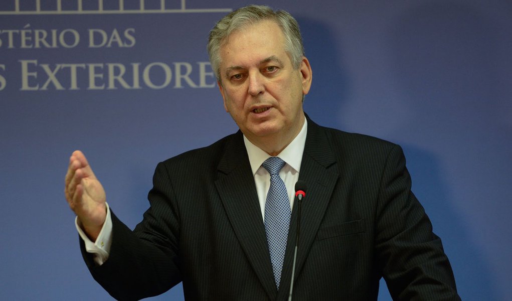A Comissão de Relações Exteriores e de Defesa Nacional da Câmara dos Deputados vai realizar audiência pública na quarta-feira (19) com o ministro das Relações Exteriores, Luiz Alberto Figueiredo Machado para discutir temas como a criação do banco de desenvolvimento dos Brics e as declarações da presidente Dilma Rousseff sugerindo o diálogo como alternativa para conter o avanço do terrorismo islâmico no Oriente Médio (Foto: Leonardo Araújo) A Comissão de Relações Exteriores e de Defesa Nacional da Câmara dos Deputados vai realizar audiência pública na quarta-feira (19) com o ministro das Relações Exteriores, Luiz Alberto Figueiredo Machado para discutir temas como a criação do banco de desenvolvimento dos Brics e as declarações da presidente Dilma Rousseff sugerindo o diálogo como alternativa para conter o avanço do terrorismo islâmico no Oriente Médio