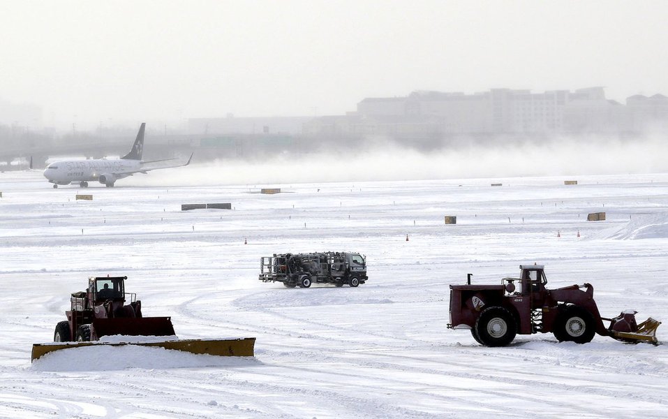 Nos estados do centro e norte do país, as previsões dos serviços meteorológicos apontam para temperaturas entre -23 graus Celsius (°C) e -29°C, com mínimas que podem cair durante a noite para -34°C e rajadas de vento que podem fazer com que a sensação térmica atinja -45°C ou mesmo -51°C; autoridades apelaram aos norte-americanos para se manterem em casa (Foto: Roberta Namour) Nos estados do centro e norte do país, as previsões dos serviços meteorológicos apontam para temperaturas entre -23 graus Celsius (°C) e -29°C, com mínimas que podem cair durante a noite para -34°C e rajadas de vento que podem fazer com que a sensação térmica atinja -45°C ou mesmo -51°C; autoridades apelaram aos norte-americanos para se manterem em casa