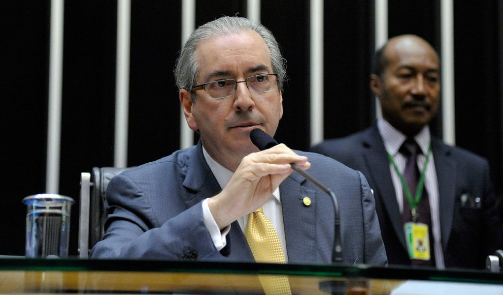 "Até agora, nós vemos apenas um jogo de espuma, sem conteúdo concreto e utilizando parte da espuma que já vem da própria Câmara", afirmou o presidente da Câmara, Eduardo Cunha (PMDB-RJ); segundo o parlamentar, a aproximação entre Renan e a presidente Dilma não significa um enfraquecimento da articulação política do vice-presidente Michel Temer; "Qualquer tentativa de isolar ou deixar Michel em segundo plano, só quem perde é o governo"
(Foto: Leonardo Lucena) "Até agora, nós vemos apenas um jogo de espuma, sem conteúdo concreto e utilizando parte da espuma que já vem da própria Câmara", afirmou o presidente da Câmara, Eduardo Cunha (PMDB-RJ); segundo o parlamentar, a aproximação entre Renan e a presidente Dilma não significa um enfraquecimento da articulação política do vice-presidente Michel Temer; "Qualquer tentativa de isolar ou deixar Michel em segundo plano, só quem perde é o governo"