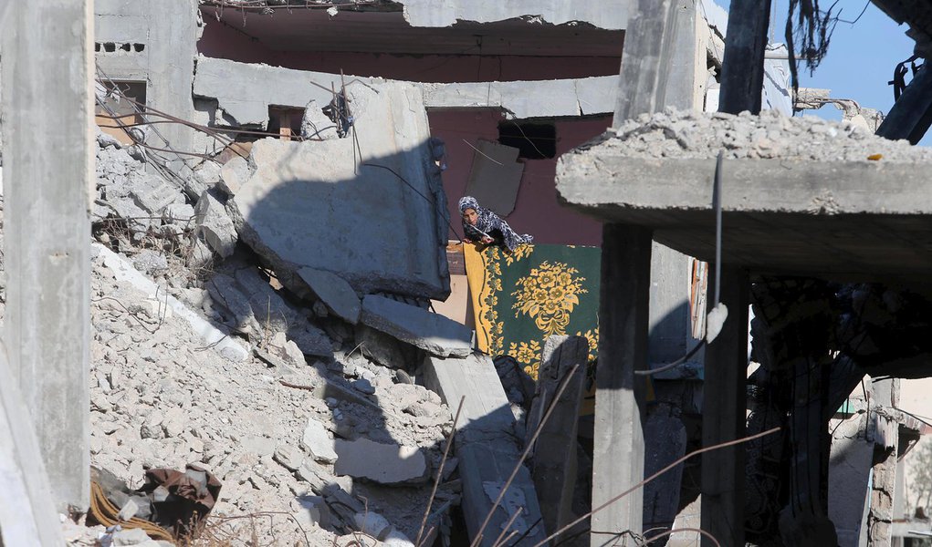 A Autoridade Palestina fez sua primeira apresentação de provas de supostos crimes de guerra israelenses ao Tribunal Penal Internacional (TPI), tentando acelerar um inquérito do organismo sobre os abusos cometidos durante o conflito do ano passado em Gaza; medida pode deixar Israel em um dilema, já que precisa decidir se irá cooperar com a investigação do TPI ou se irá se isolar como um dos poucos países que se recusaram a trabalhar com seus promotores; Israel nega as alegações de crimes de guerra durante o confronto de 2014 no enclave palestino e acusa militantes islâmicos que controlam a Faixa de Gaza de atrocidades contra a população israelense (Foto: Paulo Emílio) A Autoridade Palestina fez sua primeira apresentação de provas de supostos crimes de guerra israelenses ao Tribunal Penal Internacional (TPI), tentando acelerar um inquérito do organismo sobre os abusos cometidos durante o conflito do ano passado em Gaza; medida pode deixar Israel em um dilema, já que precisa decidir se irá cooperar com a investigação do TPI ou se irá se isolar como um dos poucos países que se recusaram a trabalhar com seus promotores; Israel nega as alegações de crimes de guerra durante o confronto de 2014 no enclave palestino e acusa militantes islâmicos que controlam a Faixa de Gaza de atrocidades contra a população israelense