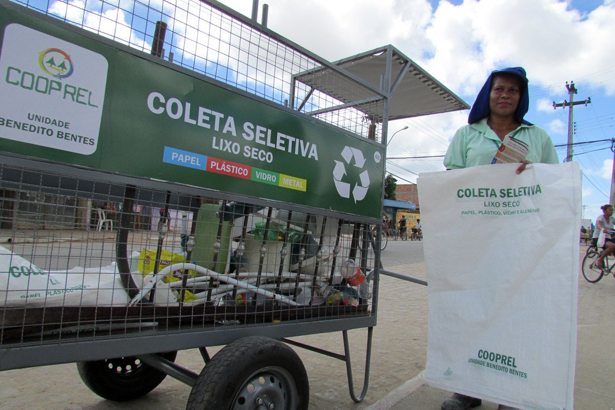 A Câmara Municipal de Maceió promulgou lei que implanta o sistema de coleta seletiva; descumprimento pode implicar em multa; a Prefeitura deverá montar uma logística para recolhimento e transporte dos resíduos até as unidades de triagem (Foto: Voney Malta) A Câmara Municipal de Maceió promulgou lei que implanta o sistema de coleta seletiva; descumprimento pode implicar em multa; a Prefeitura deverá montar uma logística para recolhimento e transporte dos resíduos até as unidades de triagem