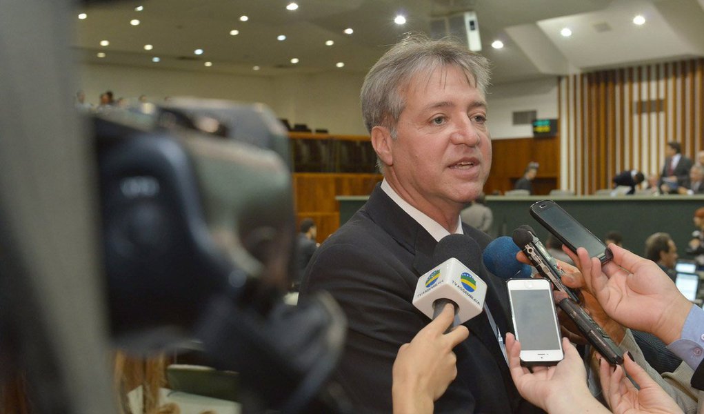 Com voto unânime dos 36 parlamentares presentes em plenário, o atual presidente da Casa vai ocupar vaga aberta com a aposentadoria do conselheiro Milton Alves; Valin continua à frente da Assembleia até que seja definida a data de sua posse; processo foi relatado na Comissão de Constituição, Justiça e Redação pelo deputado Bruno Peixoto (PMDB), que destacou, em seu parecer, a capacidade técnica do indicado, que é graduado em Matemática pela Pontifícia Universidade Católica de Goiás (Foto: Realle Palazzo-Martini) Com voto unânime dos 36 parlamentares presentes em plenário, o atual presidente da Casa vai ocupar vaga aberta com a aposentadoria do conselheiro Milton Alves; Valin continua à frente da Assembleia até que seja definida a data de sua posse; processo foi relatado na Comissão de Constituição, Justiça e Redação pelo deputado Bruno Peixoto (PMDB), que destacou, em seu parecer, a capacidade técnica do indicado, que é graduado em Matemática pela Pontifícia Universidade Católica de Goiás