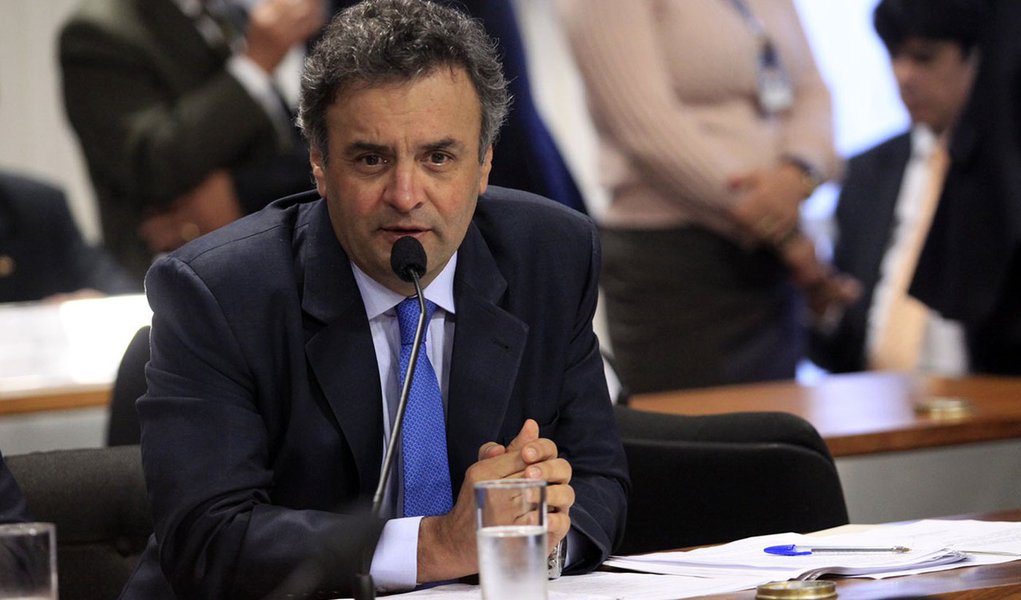 Senador mineiro e líder do PSDB, Aécio Neves diz que “confiança não é apenas um valor simbólico. É elemento concreto, matéria prima essencial aos governos, especialmente em época de crise. Quando a população confia em um governo, acredita nos seus diagnósticos e compromissos. Quando confiam em um governo, setores produtivos investem sem medo” (Foto: Roberta Namour) Senador mineiro e líder do PSDB, Aécio Neves diz que “confiança não é apenas um valor simbólico. É elemento concreto, matéria prima essencial aos governos, especialmente em época de crise. Quando a população confia em um governo, acredita nos seus diagnósticos e compromissos. Quando confiam em um governo, setores produtivos investem sem medo”