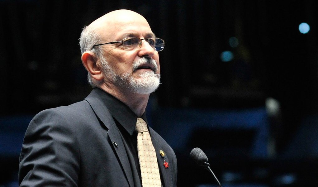 Durante participação em plenárias de formação política nesse domingo, 16, em Palmas, o senador Donizeti Nogueira (PT) ressaltou a importância da formação política e destacou a necessidade de ampliar a atuação de militantes, movimentos e organizações; "A política tem um papel fundamental no nosso dia-dia, é um importante instrumento para mediar as relações entre os diversos atores da sociedade. Por isso é preciso trazer as pessoas para perto da política, principalmente a juventude", disse Donizeti (Foto: Aquiles Lins) Durante participação em plenárias de formação política nesse domingo, 16, em Palmas, o senador Donizeti Nogueira (PT) ressaltou a importância da formação política e destacou a necessidade de ampliar a atuação de militantes, movimentos e organizações; "A política tem um papel fundamental no nosso dia-dia, é um importante instrumento para mediar as relações entre os diversos atores da sociedade. Por isso é preciso trazer as pessoas para perto da política, principalmente a juventude", disse Donizeti