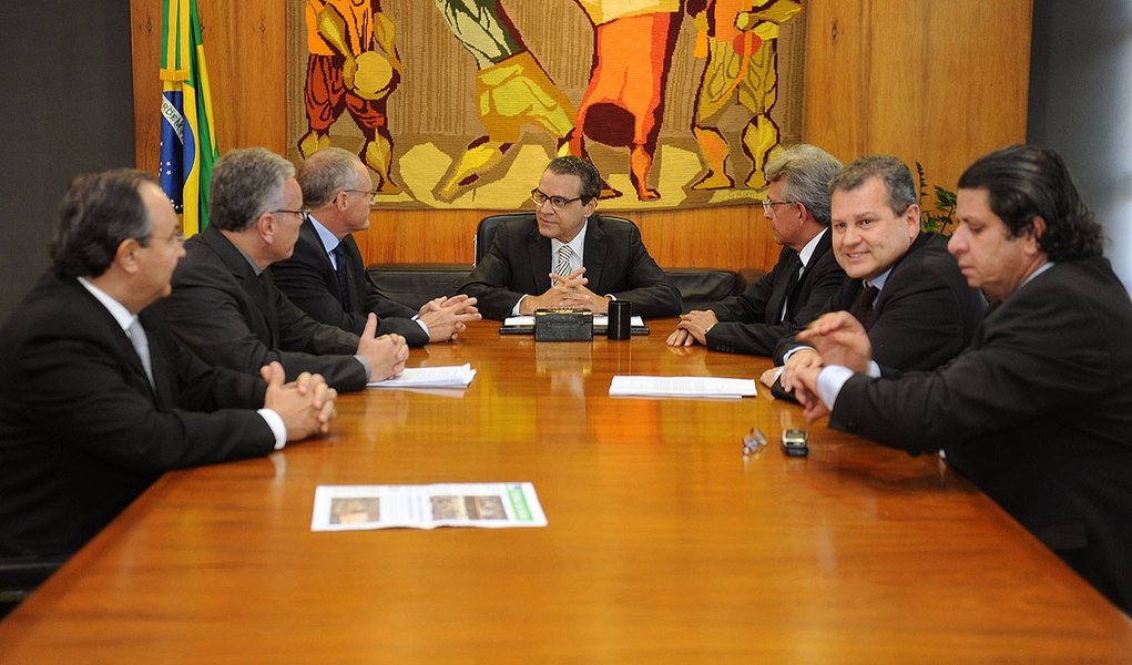 Grupo de secretários de Segurança, mobilizado por José Mariano Beltrame, do Rio, entregou ao presidente da Câmara dos Deputados, Henrique Eduardo Alves, série de sugestões para mudar a legislação, que atualmente favorece a libertação de criminosos; “Prendemos três vezes mais. Não se pode dizer que a polícia não está trabalhando. A polícia está sobrecarregada e deve bater o recorde de prisões esse ano”, disse Beltrame (Foto: Roberta Namour) Grupo de secretários de Segurança, mobilizado por José Mariano Beltrame, do Rio, entregou ao presidente da Câmara dos Deputados, Henrique Eduardo Alves, série de sugestões para mudar a legislação, que atualmente favorece a libertação de criminosos; “Prendemos três vezes mais. Não se pode dizer que a polícia não está trabalhando. A polícia está sobrecarregada e deve bater o recorde de prisões esse ano”, disse Beltrame