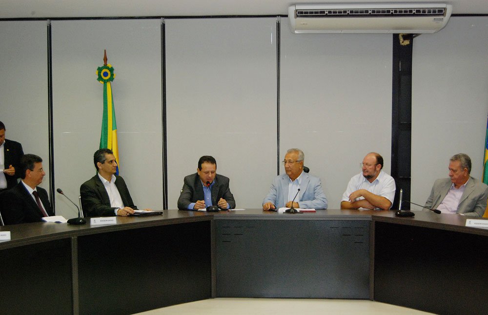 Nesta sexta (30),o governador Jackson Barreto (PMDB) assinou o termo de cessão que autoriza a utilização das instalações da Emdagro para a inauguração da superintendência da Companhia Nacional de Abastecimento (Conab) em Sergipe; "A instalação da Conab em Sergipe mostra a competência do trabalho que vem sendo desenvolvido aqui em favor do Programa de Aquisição de Alimentos, da agricultura familiar e do pequeno agricultor", disse JB; novo superintendente da Conab em Sergipe será Emanoel Carneiro Silva (Foto: Valter Lima) Nesta sexta (30),o governador Jackson Barreto (PMDB) assinou o termo de cessão que autoriza a utilização das instalações da Emdagro para a inauguração da superintendência da Companhia Nacional de Abastecimento (Conab) em Sergipe; "A instalação da Conab em Sergipe mostra a competência do trabalho que vem sendo desenvolvido aqui em favor do Programa de Aquisição de Alimentos, da agricultura familiar e do pequeno agricultor", disse JB; novo superintendente da Conab em Sergipe será Emanoel Carneiro Silva