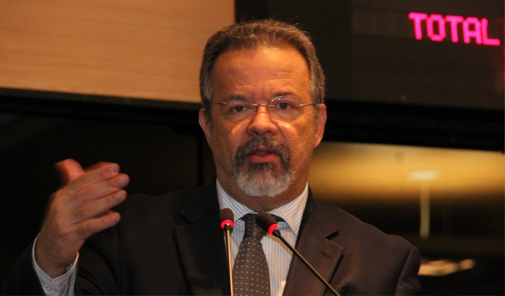 Deputado do PPS tem se posicionado na Câmara como um defensor da moralidade e um paladino da ética; nos últimos dias, pediu ao procurador-geral da República, Rodrigo Janot, junto com outros parlamentares da oposição, para que investigue o envolvimento de Dilma no esquema da Petrobras; detalhe: Raul Jungmann mantém dois mandatos eletivos, um de deputado federal e outro de vereador em Recife; porém, em vez de renunciar ao cargo na Câmara Municipal, apenas se licenciou do mandato de vereador; em fevereiro, ele recebeu o salário integral pela vereança, mesmo tendo deixado a Câmara no dia 14 daquele mês (Foto: Paulo Emílio) Deputado do PPS tem se posicionado na Câmara como um defensor da moralidade e um paladino da ética; nos últimos dias, pediu ao procurador-geral da República, Rodrigo Janot, junto com outros parlamentares da oposição, para que investigue o envolvimento de Dilma no esquema da Petrobras; detalhe: Raul Jungmann mantém dois mandatos eletivos, um de deputado federal e outro de vereador em Recife; porém, em vez de renunciar ao cargo na Câmara Municipal, apenas se licenciou do mandato de vereador; em fevereiro, ele recebeu o salário integral pela vereança, mesmo tendo deixado a Câmara no dia 14 daquele mês