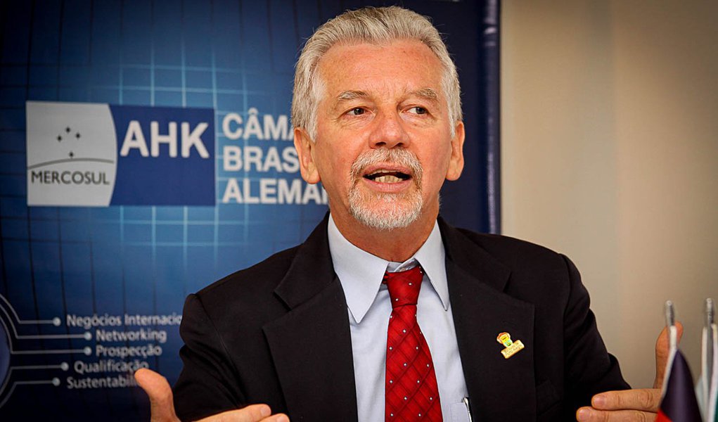 Estão entre os cortes as reduções de 10% de veículos locados e dos cargos comissionados; haverá, também, um teto salarial com base nos vencimentos do prefeito de Porto Alegre, que é de R$ 15,5 mil; segundo José Fortunati (PDT), os 240 servidores municipais recebem acima deste valor (Foto: Leonardo Lucena) Estão entre os cortes as reduções de 10% de veículos locados e dos cargos comissionados; haverá, também, um teto salarial com base nos vencimentos do prefeito de Porto Alegre, que é de R$ 15,5 mil; segundo José Fortunati (PDT), os 240 servidores municipais recebem acima deste valor