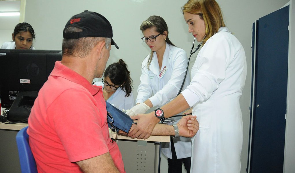 Foram convocados 42 médicos, sendo estes clínicos gerais, pediatra, ginecologista e cirurgião geral; também foram chamados enfermeiros, assistentes sociais, farmacêuticos/bioquímicos, psicólogos, técnicos de enfermagem, assistentes de serviços em saúde, biólogo, educador físico, fisioterapeuta, odontólogo e nutricionista; candidatos convocados terão o prazo de 30 dias ininterruptos e improrrogáveis a contar da data da publicação do Diário Oficial para tomar posse (Foto: Aquiles Lins) Foram convocados 42 médicos, sendo estes clínicos gerais, pediatra, ginecologista e cirurgião geral; também foram chamados enfermeiros, assistentes sociais, farmacêuticos/bioquímicos, psicólogos, técnicos de enfermagem, assistentes de serviços em saúde, biólogo, educador físico, fisioterapeuta, odontólogo e nutricionista; candidatos convocados terão o prazo de 30 dias ininterruptos e improrrogáveis a contar da data da publicação do Diário Oficial para tomar posse