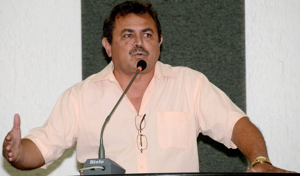 O presidente do Sintet, José Roque Santiago, esteve reunido nessa quinta-feira, 10, com o governador interino Sandoval Cardoso (SD), a quem expôs as reivindicações que a categoria deseja incluir na Medida Provisória nº 11/2014, que dispõe sobre o Plano de Cargos, Carreiras e Subsídios (PCCS) da Educação; os professores afirmam que enquanto essas reivindicações não forem incluídas na MP, a greve, que já dura 18 dias, irá continuar (Foto: Aquiles Lins) O presidente do Sintet, José Roque Santiago, esteve reunido nessa quinta-feira, 10, com o governador interino Sandoval Cardoso (SD), a quem expôs as reivindicações que a categoria deseja incluir na Medida Provisória nº 11/2014, que dispõe sobre o Plano de Cargos, Carreiras e Subsídios (PCCS) da Educação; os professores afirmam que enquanto essas reivindicações não forem incluídas na MP, a greve, que já dura 18 dias, irá continuar