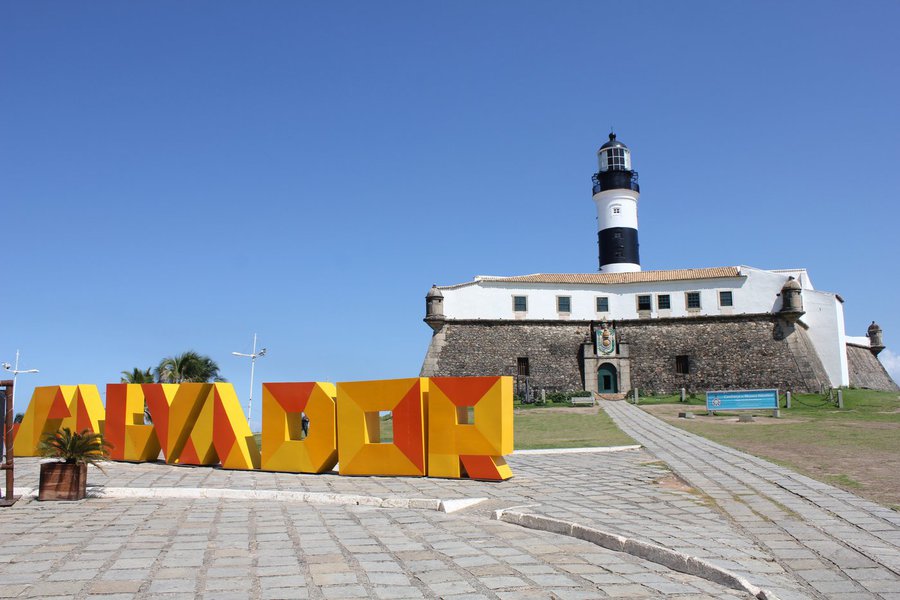 Baianos e turistas têm a partir desta segunda-feira (2) mais um motivo para visitar um dos mais belos cartões postais de Salvador, o Farol da Barra: o letreiro com a marca de promoção turística da cidade; peça de 17 metros de comprimento e dois de altura é semelhante à que está localizada desde o inicio do ano na Praça Municipal (Foto: Romulo Faro) Baianos e turistas têm a partir desta segunda-feira (2) mais um motivo para visitar um dos mais belos cartões postais de Salvador, o Farol da Barra: o letreiro com a marca de promoção turística da cidade; peça de 17 metros de comprimento e dois de altura é semelhante à que está localizada desde o inicio do ano na Praça Municipal
