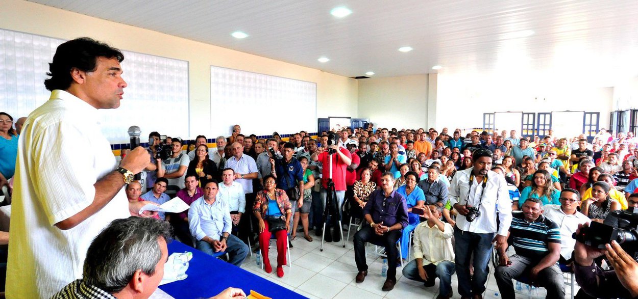 Na reunião realizada na Escola Técnica, o senador Lobão Filho relembrou que quando presidente da Comissão de Orçamento do Congresso assegurou os recursos necessários para a implementação de um vigoroso plano no setor; em recente encontro com o ministro da Pesca, Eduardo Lopes em Imperatriz, o pré-candidato peemedebista recebeu a garantia que os recursos serão liberados beneficiará de imediato 180 mil pescadores cadastrados no Maranhão; Lobão Filho também garantiu que a Universidade Estadual do Maranhão (UEMA) será instalada em vários municípios da região de acordo com as especificidades e vocação econômica de cada localidade (Foto: Itevaldo Junior) Na reunião realizada na Escola Técnica, o senador Lobão Filho relembrou que quando presidente da Comissão de Orçamento do Congresso assegurou os recursos necessários para a implementação de um vigoroso plano no setor; em recente encontro com o ministro da Pesca, Eduardo Lopes em Imperatriz, o pré-candidato peemedebista recebeu a garantia que os recursos serão liberados beneficiará de imediato 180 mil pescadores cadastrados no Maranhão; Lobão Filho também garantiu que a Universidade Estadual do Maranhão (UEMA) será instalada em vários municípios da região de acordo com as especificidades e vocação econômica de cada localidade
