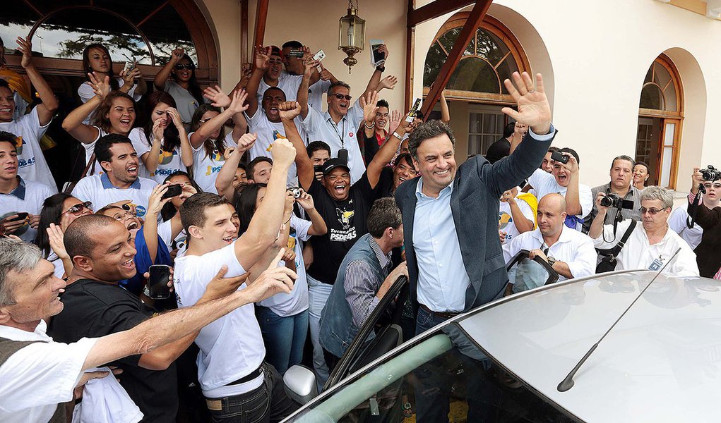 Após negar presença na manifestação ‘Fora, Dilma’, apesar de apoiar movimento, presidente do PSDB, Aécio Neves, reabre possibilidade: "Sou um cara de rompantes. Quem sabe na hora eu não resisto?"; segundo o tucano, avanço da investigação sobre a Petrobras pode criar 'condições' para 'discutir' impedimento (Foto: Roberta Namour) Após negar presença na manifestação ‘Fora, Dilma’, apesar de apoiar movimento, presidente do PSDB, Aécio Neves, reabre possibilidade: "Sou um cara de rompantes. Quem sabe na hora eu não resisto?"; segundo o tucano, avanço da investigação sobre a Petrobras pode criar 'condições' para 'discutir' impedimento