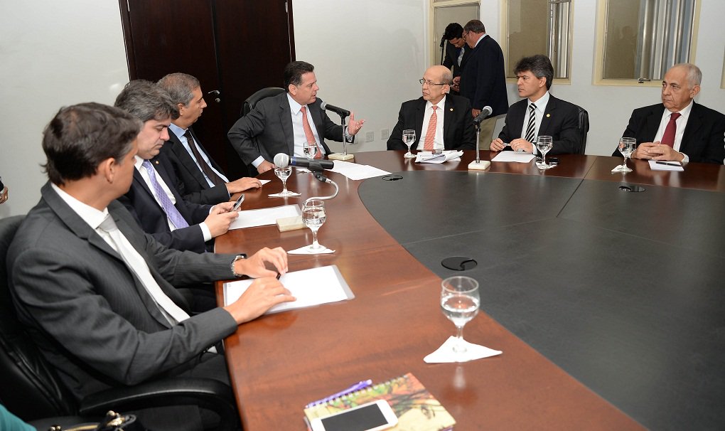 Governador e todo o secretariado participaram nesta terça-feira de palestra com os representantes do Ministério da Previdência Social, Jaime Mariz e Narlon Gutierre; Marconi externou sua preocupação com a questão previdenciária que está onerando os cofres públicos da União, Estados e Municípios; “Nós próximos 30 anos sairemos de uma população em transição para uma população com mais idosos que jovens. Temos que ter a perspectiva de construir regimes próprios que sejam autossustentáveis", disse Gutierre (Foto: José Barbacena) Governador e todo o secretariado participaram nesta terça-feira de palestra com os representantes do Ministério da Previdência Social, Jaime Mariz e Narlon Gutierre; Marconi externou sua preocupação com a questão previdenciária que está onerando os cofres públicos da União, Estados e Municípios; “Nós próximos 30 anos sairemos de uma população em transição para uma população com mais idosos que jovens. Temos que ter a perspectiva de construir regimes próprios que sejam autossustentáveis", disse Gutierre