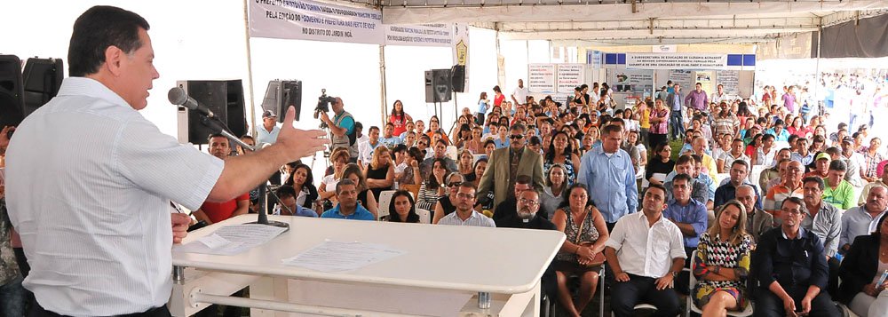 Compromisso de que programa vai a todas as cidades da região foi feito pelo governador Perillo durante abertura da 17ª edição, que acontece até domingo ao lado do Ginásio de Esportes do Jardim Ingá, distrito de Luziânia; nas 16 edições anteriores, o Governo Junto de Você já atendeu a mais de um milhão de pessoas; a exemplo do que faz em todas as cidades que sediam o evento, o tucano fez entrega de benefícios à população, com destaque para a entrega de mais 1.646 cartões do Renda Cidadã para famílias carentes do município (Foto: Realle Palazzo-Martini) Compromisso de que programa vai a todas as cidades da região foi feito pelo governador Perillo durante abertura da 17ª edição, que acontece até domingo ao lado do Ginásio de Esportes do Jardim Ingá, distrito de Luziânia; nas 16 edições anteriores, o Governo Junto de Você já atendeu a mais de um milhão de pessoas; a exemplo do que faz em todas as cidades que sediam o evento, o tucano fez entrega de benefícios à população, com destaque para a entrega de mais 1.646 cartões do Renda Cidadã para famílias carentes do município