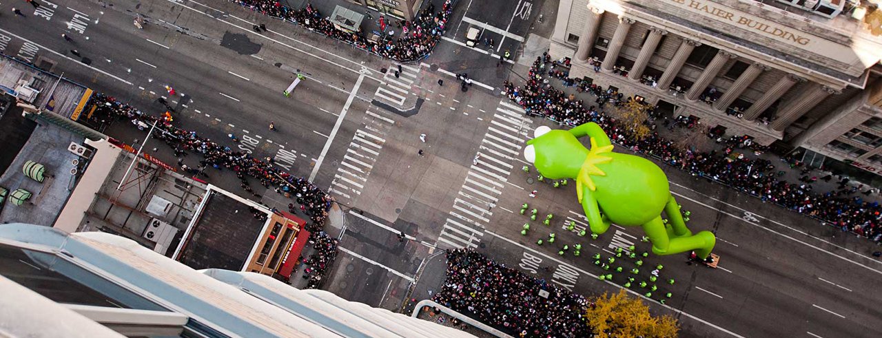 Subir ao alto dos maiores edifícios de Nova York para fotografar a cidade lá de cima: foi a ideia do fotógrafo Navid Baraty. Ele inverteu a perspectiva que normalmente usamos para fotografar a cidade. O resultado do seu trabalho... dá vertigem (Foto: Gisele Federicce) Subir ao alto dos maiores edifícios de Nova York para fotografar a cidade lá de cima: foi a ideia do fotógrafo Navid Baraty. Ele inverteu a perspectiva que normalmente usamos para fotografar a cidade. O resultado do seu trabalho... dá vertigem