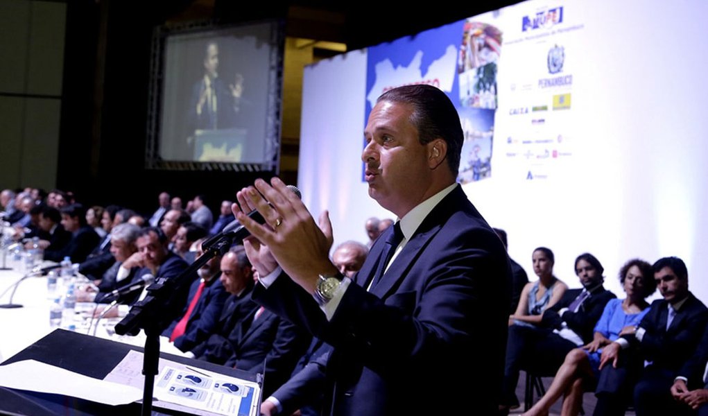 Governador de Pernambuco anunciou segunda edição do Fundo Estadual de Apoio ao Desenvolvimento Municipal (FEM); a iniciativa, que ajuda financeiramente os municípios, vai destinar às cidades pernambucanas 6% a mais do que na primeira edição, em 2013; com o anúncio, Eduardo Campos aproveitou para fazer mais críticas à gestão da presidente Dilma Rousseff (PT), ao citar o aumento da carga tributária sem o aumento dos repasses aos municípios (Foto: Paulo Emílio) Governador de Pernambuco anunciou segunda edição do Fundo Estadual de Apoio ao Desenvolvimento Municipal (FEM); a iniciativa, que ajuda financeiramente os municípios, vai destinar às cidades pernambucanas 6% a mais do que na primeira edição, em 2013; com o anúncio, Eduardo Campos aproveitou para fazer mais críticas à gestão da presidente Dilma Rousseff (PT), ao citar o aumento da carga tributária sem o aumento dos repasses aos municípios