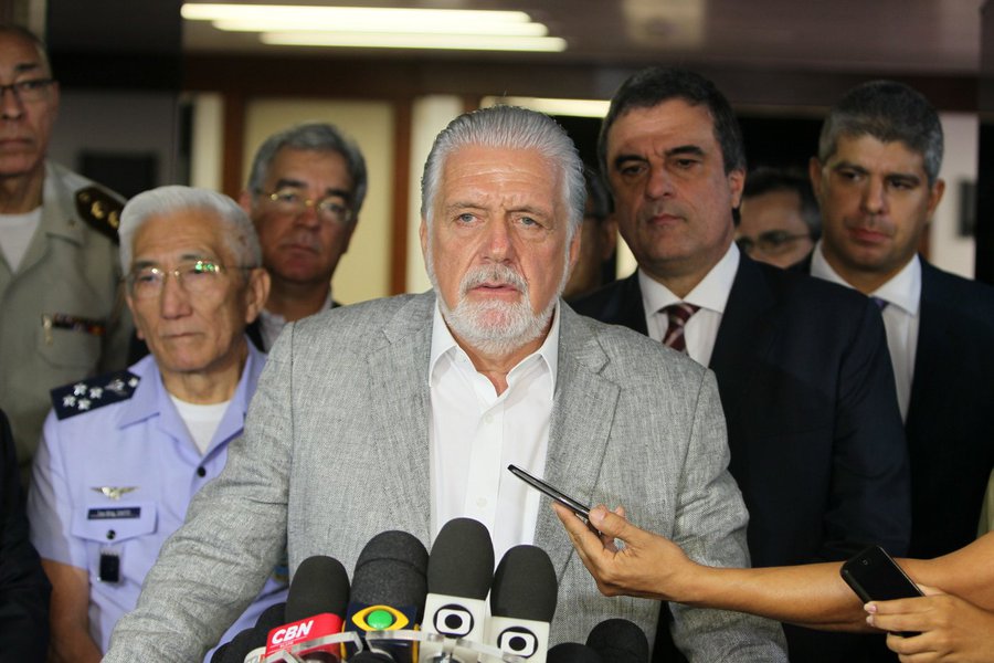 O governador Jaques Wagner (PT) comemorou em entrevista coletiva o fim da greve da Polícia Militar nesta tarde, mas afirmou que manterá vigência da Garantia da Lei e da Ordem (GLO) decretada pela presidente Dilma Rousseff ontem (16); "O nosso planejamento não se encerra aqui. Temos um feriado pela frente e vamos manter a GLO para uma reavaliação e ter a certeza de que a normalidade foi reconquistada", disse o governador (Foto: Romulo Faro) O governador Jaques Wagner (PT) comemorou em entrevista coletiva o fim da greve da Polícia Militar nesta tarde, mas afirmou que manterá vigência da Garantia da Lei e da Ordem (GLO) decretada pela presidente Dilma Rousseff ontem (16); "O nosso planejamento não se encerra aqui. Temos um feriado pela frente e vamos manter a GLO para uma reavaliação e ter a certeza de que a normalidade foi reconquistada", disse o governador