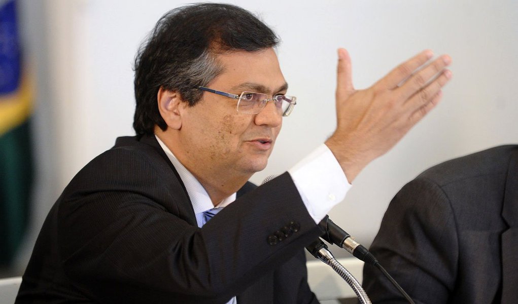 Governador do Maranhão foi quem reuniu os governadores do Nordeste para assinar a carta contra a PEC que propõe a redução da maioridade penal de 18 para 16 anos no Brasil; "Temos convicção de que isso não irá contribuir para diminuir as taxas de criminalidade. Na verdade, o que ocorrerá é que crianças de 13 ou 14 anos serão convidadas a ingressar no mundo da criminalidade, sobretudo tráfico de drogas, desse modo alimentando-se uma ilimitada espiral de repressão ineficaz", diz trecho do documento; "Oito governadores já assinaram Carta pedindo a manutenção da regra da Constituição sobre maioridade penal", tuitou ontem Flávio Dino (PCdoB) (Foto: Gisele Federicce) Governador do Maranhão foi quem reuniu os governadores do Nordeste para assinar a carta contra a PEC que propõe a redução da maioridade penal de 18 para 16 anos no Brasil; "Temos convicção de que isso não irá contribuir para diminuir as taxas de criminalidade. Na verdade, o que ocorrerá é que crianças de 13 ou 14 anos serão convidadas a ingressar no mundo da criminalidade, sobretudo tráfico de drogas, desse modo alimentando-se uma ilimitada espiral de repressão ineficaz", diz trecho do documento; "Oito governadores já assinaram Carta pedindo a manutenção da regra da Constituição sobre maioridade penal", tuitou ontem Flávio Dino (PCdoB)