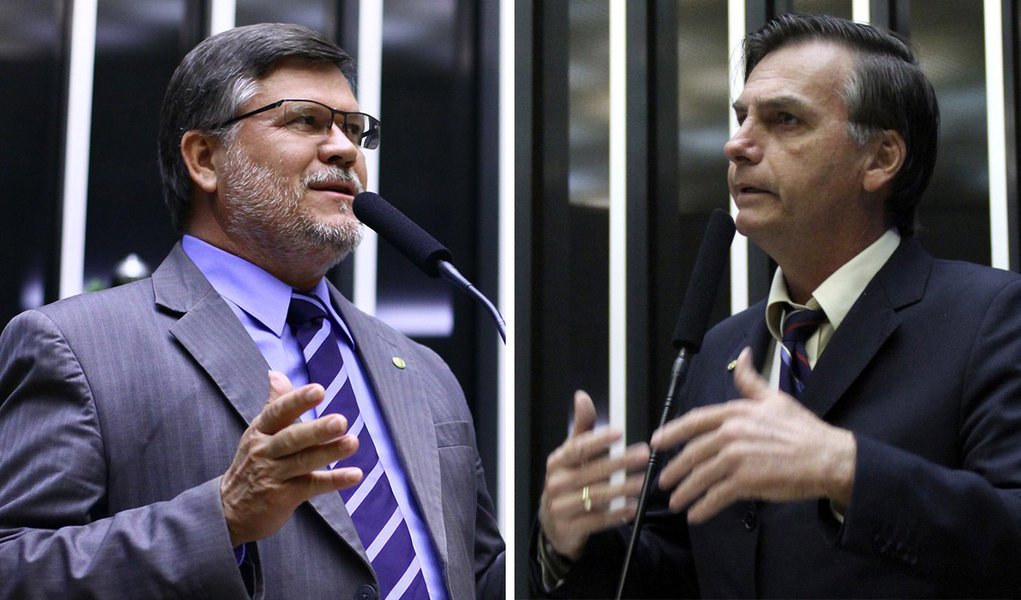 Em votação apertada, deputado Assis do Couto é eleito presidente da Comissão de Direitos Humanos; ele venceu o deputado Jair Bolsonaro (PP-RJ), que se lançou em candidatura avulsa, por 10 votos a 8 (Foto: Gisele Federicce) Em votação apertada, deputado Assis do Couto é eleito presidente da Comissão de Direitos Humanos; ele venceu o deputado Jair Bolsonaro (PP-RJ), que se lançou em candidatura avulsa, por 10 votos a 8