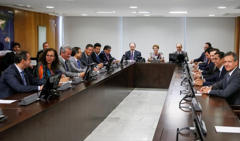 Em reunião com líderes de partidos da base aliada, nesta quarta-feira, 4, a presidente Dilma Rousseff fez um apelo pela aprovação do projeto de lei que trata de desonerações tributárias para vários setores e de outras medidas relacionadas ao ajuste fiscal; presidente se comprometeu a discutir previamente com os aliados as medidas a ser adotadas pelo governo, desde que não sejam ações que tenham impacto direto no mercado; segundo os parlamentares ouvidos pela Reuters, a devolução de MPs por Renan Calheiros não foi discutida na reunião (Foto: Aquiles Lins) Em reunião com líderes de partidos da base aliada, nesta quarta-feira, 4, a presidente Dilma Rousseff fez um apelo pela aprovação do projeto de lei que trata de desonerações tributárias para vários setores e de outras medidas relacionadas ao ajuste fiscal; presidente se comprometeu a discutir previamente com os aliados as medidas a ser adotadas pelo governo, desde que não sejam ações que tenham impacto direto no mercado; segundo os parlamentares ouvidos pela Reuters, a devolução de MPs por Renan Calheiros não foi discutida na reunião