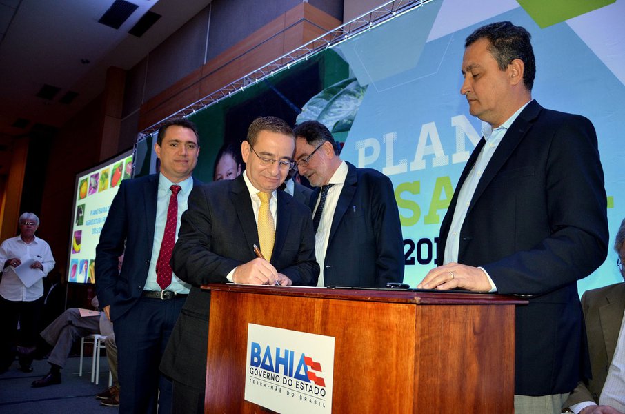 No lançamento do Plano Safra 2015/2016, a Secretaria de Infraestrutura Hídrica e o Instituto Nacional de Colonização e Reforma Agrária (Incra) assinaram termo de compromisso, e entre as principais propostas está a promessa de levar água potável para 328 assentamentos rurais; "O termo de compromisso nos permite avançar em três direções no fortalecimento dos Assentamentos de Reforma Agrária, a começar pelo avanço da universalização do abastecimento da água no meio rural, que é nosso papel", disse Cássio Peixoto, secretário de Infraestrutura Hídrica (Foto: Romulo Faro) No lançamento do Plano Safra 2015/2016, a Secretaria de Infraestrutura Hídrica e o Instituto Nacional de Colonização e Reforma Agrária (Incra) assinaram termo de compromisso, e entre as principais propostas está a promessa de levar água potável para 328 assentamentos rurais; "O termo de compromisso nos permite avançar em três direções no fortalecimento dos Assentamentos de Reforma Agrária, a começar pelo avanço da universalização do abastecimento da água no meio rural, que é nosso papel", disse Cássio Peixoto, secretário de Infraestrutura Hídrica