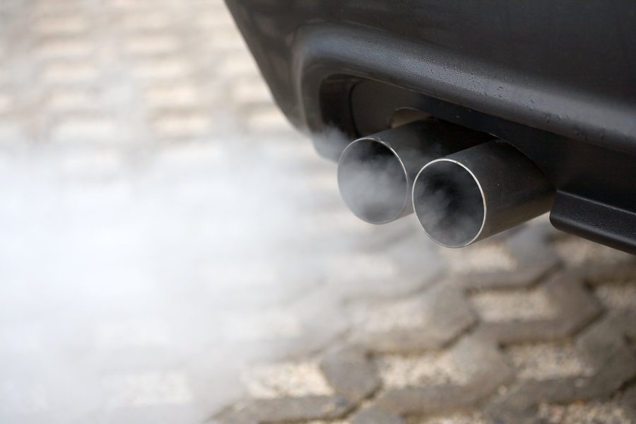 A primeira blitz de fiscalização da Poluição Atmosférica Veicular está sendo realizada na manhã desta sexta (14), na Avenida Paulino Rocha. Veículos que emitem gases fora do padrão serão notificados e a multa é de pelo menos R$ 5 mil (Foto: Rodrigo Rocha) A primeira blitz de fiscalização da Poluição Atmosférica Veicular está sendo realizada na manhã desta sexta (14), na Avenida Paulino Rocha. Veículos que emitem gases fora do padrão serão notificados e a multa é de pelo menos R$ 5 mil