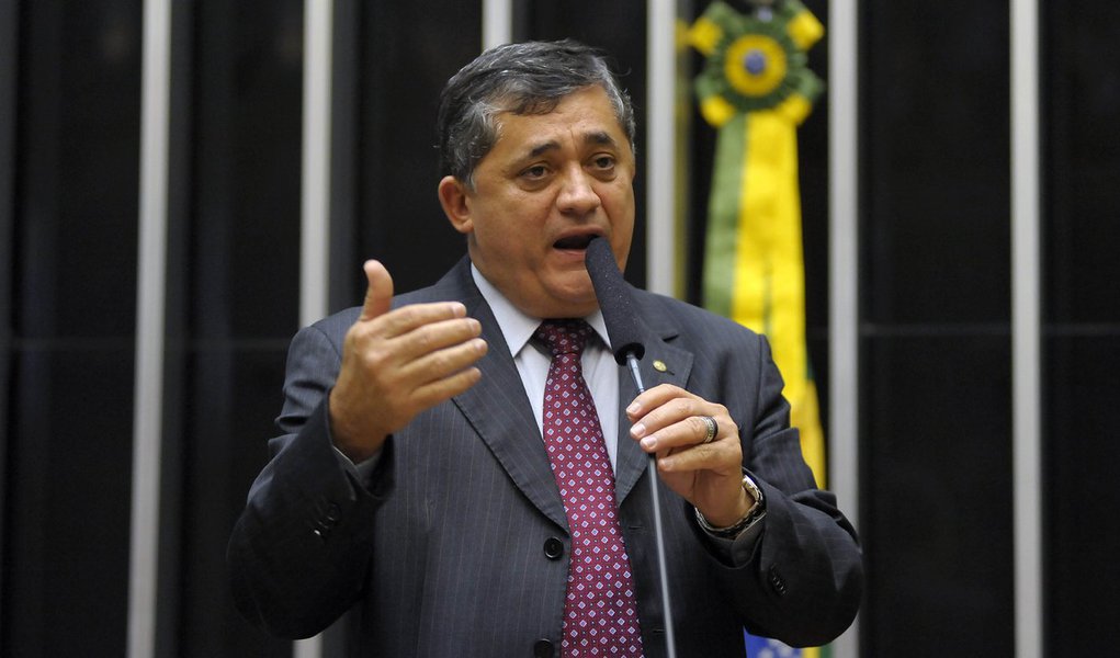 O líder do governo na Câmara, José Guimarães (PT-CE), fez um balanço positivo das negociações com a oposição nas duas últimas semanas; “O clima mudou e um novo ciclo se abriu de 15 dias para cá”, afirmou ele, em entrevista coletiva nesta quinta (27); o parlamentar atribui a mudança ao diálogo com o Brasil, liderado pela presidente Dilma Rousseff; “São duas semanas vitoriosas do ponto de vista da pauta que negociamos. Nós aprovamos e pavimentamos o caminho para a aprovação”, disse; "O bom diálogo está sendo instalado e evita isso de partir para o tudo ou nada”, analisou (Foto: Valter Lima) O líder do governo na Câmara, José Guimarães (PT-CE), fez um balanço positivo das negociações com a oposição nas duas últimas semanas; “O clima mudou e um novo ciclo se abriu de 15 dias para cá”, afirmou ele, em entrevista coletiva nesta quinta (27); o parlamentar atribui a mudança ao diálogo com o Brasil, liderado pela presidente Dilma Rousseff; “São duas semanas vitoriosas do ponto de vista da pauta que negociamos. Nós aprovamos e pavimentamos o caminho para a aprovação”, disse; "O bom diálogo está sendo instalado e evita isso de partir para o tudo ou nada”, analisou