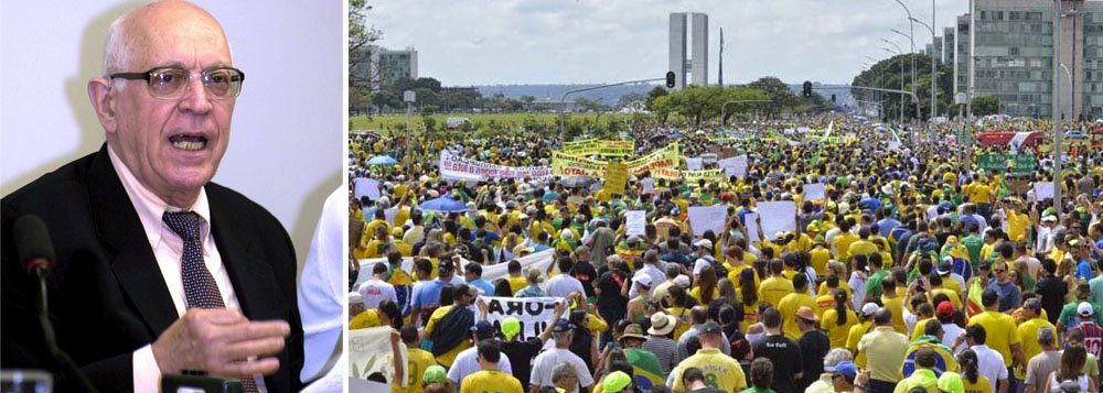 Jurista Dalmo Dallaria afirma que, "confrontada com a votação que, recentemente, deu o segundo mandato à Presidente Dilma, votação superior a 54 milhões de votos, a "maré humana" da passeata de 15 de março não passou de uma "ondinha" muito "leve, espetaculosa mas insignificante como expressão da vontade politica do povo brasileiro"; quanto à pregação de golpe militar, em entrevista a Eduardo Guimarães, do Blog da Cidadania, ele sugere ainda o "enquadramento dos autores dessa tolice antidemocrática, para processamento pela prática do crime. Nesse caso a identificação dos autores não deve ser dificil, pois muita gente filmou e fotografou a prática criminosa" (Foto: Roberta Namour) Jurista Dalmo Dallaria afirma que, "confrontada com a votação que, recentemente, deu o segundo mandato à Presidente Dilma, votação superior a 54 milhões de votos, a "maré humana" da passeata de 15 de março não passou de uma "ondinha" muito "leve, espetaculosa mas insignificante como expressão da vontade politica do povo brasileiro"; quanto à pregação de golpe militar, em entrevista a Eduardo Guimarães, do Blog da Cidadania, ele sugere ainda o "enquadramento dos autores dessa tolice antidemocrática, para processamento pela prática do crime. Nesse caso a identificação dos autores não deve ser dificil, pois muita gente filmou e fotografou a prática criminosa"