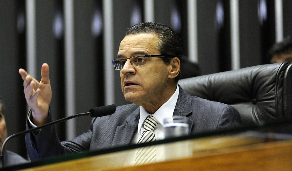 "Haveria riscos ainda hoje de chegarmos a plenário e por manobras de obstrução não votarmos. Vamos ter logo mais sessão do Congresso Nacional e esse risco perduraria ainda o dia de amanhã", avaliou o presidente da Câmara, Henrique Eduardo Alves (Foto: Leonardo Attuch) "Haveria riscos ainda hoje de chegarmos a plenário e por manobras de obstrução não votarmos. Vamos ter logo mais sessão do Congresso Nacional e esse risco perduraria ainda o dia de amanhã", avaliou o presidente da Câmara, Henrique Eduardo Alves