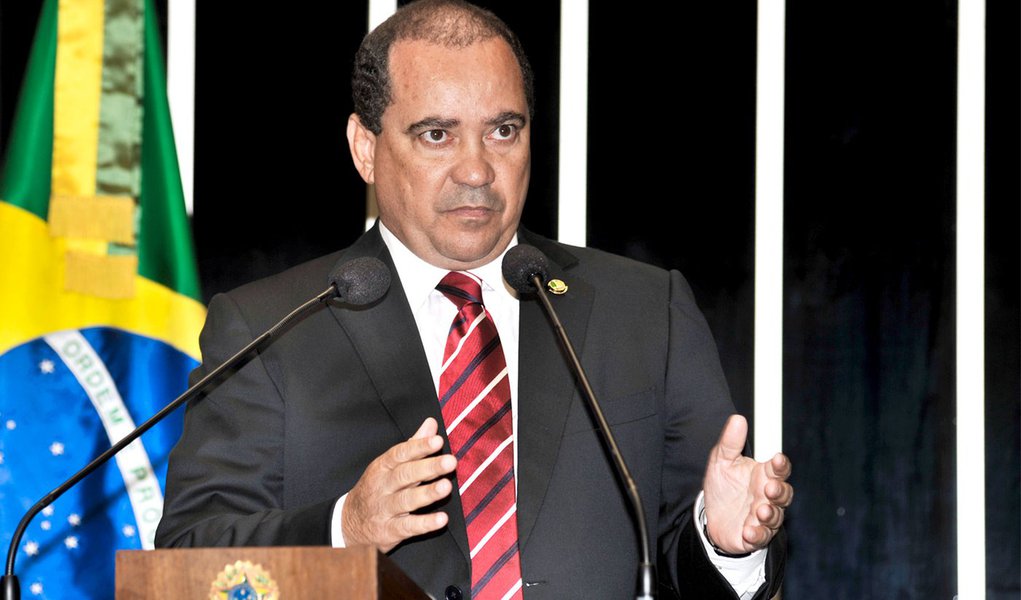 O governador Sandoval Cardoso (SD) segue recebendo apoios de importantes grupos políticos pela sua reeleição; depois do PP e do PR, agora o senador Vicentinho Alves, companheiro de partido de Sandoval, promete dar uma demonstração de força política na noite desta sexta-feira, 5; em sua residência, em Porto Nacional, o senador anunciou que fará uma reunião com a participação de dois mil líderes políticos do Tocantins; só de prefeitos devem comparecer 100, dos 139; integrado de vez ao projeto do governo, o senador é um puxador de votos que pode fazer a diferença na reeleição de Sandoval (Foto: Aquiles Lins) O governador Sandoval Cardoso (SD) segue recebendo apoios de importantes grupos políticos pela sua reeleição; depois do PP e do PR, agora o senador Vicentinho Alves, companheiro de partido de Sandoval, promete dar uma demonstração de força política na noite desta sexta-feira, 5; em sua residência, em Porto Nacional, o senador anunciou que fará uma reunião com a participação de dois mil líderes políticos do Tocantins; só de prefeitos devem comparecer 100, dos 139; integrado de vez ao projeto do governo, o senador é um puxador de votos que pode fazer a diferença na reeleição de Sandoval