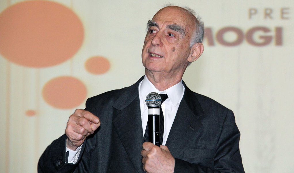 Ex-governador de São Paulo, Claudio Lembo criticou o senador Aloysio Nunes, que disse que quer ver a presidente Dilma Rousseff ‘sangrar’: “é feio”; quanto às manifestações, ele diz que a ‘classe média’, que protestou no dia 15 de março, está sendo injusta, “porque ganhou muito no período Lula-Dilma” (Foto: Roberta Namour) Ex-governador de São Paulo, Claudio Lembo criticou o senador Aloysio Nunes, que disse que quer ver a presidente Dilma Rousseff ‘sangrar’: “é feio”; quanto às manifestações, ele diz que a ‘classe média’, que protestou no dia 15 de março, está sendo injusta, “porque ganhou muito no período Lula-Dilma”