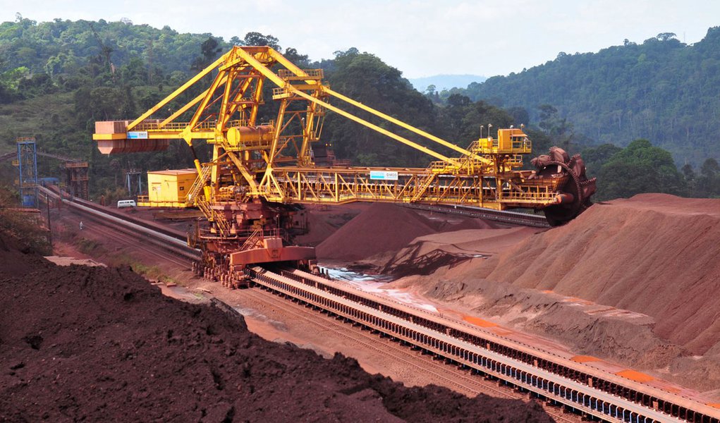 Governo do Estado se reuniu com dirigentes da Alcoa/Alumar para tratar sobre demissões de 650 trabalhadores, anunciadas pelo Consórcio de Alumínio do Maranhão; governador Flávio Dino lembrou que desde 2013 a empresa já reduzia as atividades voltadas para este setor, em decorrência da baixa competitividade no mercado internacional; chegando a realizar, no ano passado, 245 demissões (Foto: Leonardo Lucena) Governo do Estado se reuniu com dirigentes da Alcoa/Alumar para tratar sobre demissões de 650 trabalhadores, anunciadas pelo Consórcio de Alumínio do Maranhão; governador Flávio Dino lembrou que desde 2013 a empresa já reduzia as atividades voltadas para este setor, em decorrência da baixa competitividade no mercado internacional; chegando a realizar, no ano passado, 245 demissões