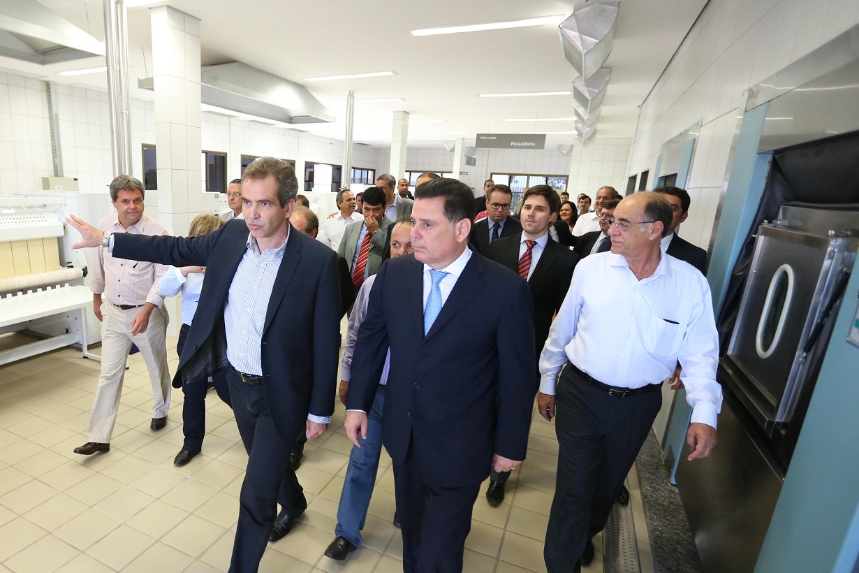 Marconi realizou visita técnica ao Hospital de Urgências Governador Otávio Lage de Siqueira (Hugol) e afirmou que a presidente Dilma Rousseff garantiu recursos da União para manutenção mensal por dois meses neste ano, e a partir do próximo ano, mensalmente; em 2015, o governo federal arcará com duas mensalidades de R$ 15 milhões; unidade será inaugurada em 6 de julho e terá 510 leitos divididos em seis andares, sendo que 86 são de UTI (Foto: José Barbacena) Marconi realizou visita técnica ao Hospital de Urgências Governador Otávio Lage de Siqueira (Hugol) e afirmou que a presidente Dilma Rousseff garantiu recursos da União para manutenção mensal por dois meses neste ano, e a partir do próximo ano, mensalmente; em 2015, o governo federal arcará com duas mensalidades de R$ 15 milhões; unidade será inaugurada em 6 de julho e terá 510 leitos divididos em seis andares, sendo que 86 são de UTI