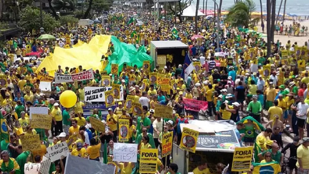 Manifestantes se concentraram na Avenida Boa Viagem, na Zona Sul do Recife, neste domingo, para o protesto contra a corrupção e o governo da presidente Dilma Rousseff; movimento começou por volta de 9h no ponto de concentração divulgado pelos movimentos Brasil Livre e Vem Pra Rua, organizadores do protesto; organização fala em 40 mil presentes, mas Polícia Militar ainda não divulgou a quantidades de pessoas presentes (Foto: José Barbacena) Manifestantes se concentraram na Avenida Boa Viagem, na Zona Sul do Recife, neste domingo, para o protesto contra a corrupção e o governo da presidente Dilma Rousseff; movimento começou por volta de 9h no ponto de concentração divulgado pelos movimentos Brasil Livre e Vem Pra Rua, organizadores do protesto; organização fala em 40 mil presentes, mas Polícia Militar ainda não divulgou a quantidades de pessoas presentes