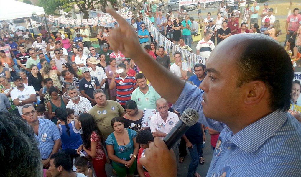 Sandoval Cardoso e Eduardo Gomes, candidatos a governador e senador da coligação "A mudança que a gente vê", cumpriram agenda em municípios da região noroeste nessa segunda-feira, 1º; o prefeito de Pequizeiro, Dr Paulinho, eleito pelo PT, e gestor de Goianorte Luciano Parente declararam apoio à chapa; Sandoval disse estar animado com o crescimento da campanha e destacou as obras de recuperação asfáltica e das estradas vicinais; "Sou eu, o Governador que em apenas quatro meses comecei a reconstruir a rodovia que liga Couto Magalhães a Guaraí, porque eu tenho compromisso com nossa gente e com essa região. E como em tudo que faço na vida, faço com com dedicação e com honestidade", afirmou (Foto: Aquiles Lins) Sandoval Cardoso e Eduardo Gomes, candidatos a governador e senador da coligação "A mudança que a gente vê", cumpriram agenda em municípios da região noroeste nessa segunda-feira, 1º; o prefeito de Pequizeiro, Dr Paulinho, eleito pelo PT, e gestor de Goianorte Luciano Parente declararam apoio à chapa; Sandoval disse estar animado com o crescimento da campanha e destacou as obras de recuperação asfáltica e das estradas vicinais; "Sou eu, o Governador que em apenas quatro meses comecei a reconstruir a rodovia que liga Couto Magalhães a Guaraí, porque eu tenho compromisso com nossa gente e com essa região. E como em tudo que faço na vida, faço com com dedicação e com honestidade", afirmou