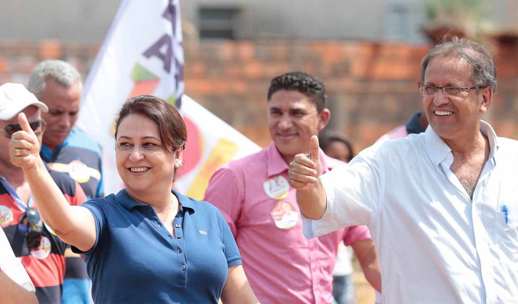Candidata à reeleição da coligação "A experiência faz a mudança", a senadora Kátia Abreu criticou nessa quinta-feira, 4, em Santa Maria, região Nordeste, o desempenho da Educação estadual; “Nós voltamos aos índices de 2009, ou seja, na área da educação estamos regredindo e isso não pode continuar”, afirmou; Kátia anunciou medidas que vão ser tomadas caso o candidato Marcelo Miranda seja eleito, como a volta do programa de gestão compartilhada, eleição direta para diretores, oferecimento de cursos de formação, volta da Feira do Livro dentre outras (Foto: Aquiles Lins) Candidata à reeleição da coligação "A experiência faz a mudança", a senadora Kátia Abreu criticou nessa quinta-feira, 4, em Santa Maria, região Nordeste, o desempenho da Educação estadual; “Nós voltamos aos índices de 2009, ou seja, na área da educação estamos regredindo e isso não pode continuar”, afirmou; Kátia anunciou medidas que vão ser tomadas caso o candidato Marcelo Miranda seja eleito, como a volta do programa de gestão compartilhada, eleição direta para diretores, oferecimento de cursos de formação, volta da Feira do Livro dentre outras