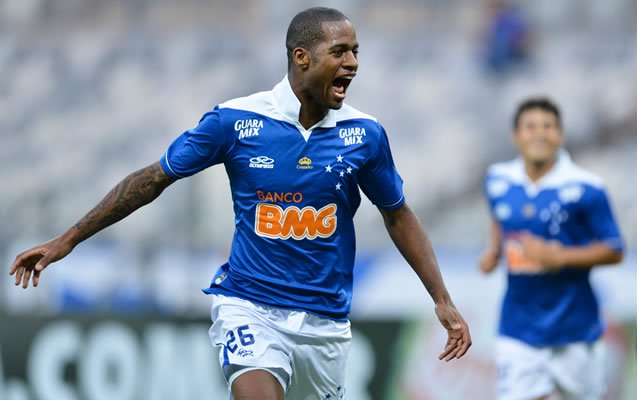 Com o resultado, o Cruzeiro pulou para os 70 pontos, enquanto que o vice-líder, o São Paulo, tem provisoriamente 63 - a equipe ainda joga contra o Palmeiras neste domingo. Na próxima rodada, o São Paulo 'folga' já que já enfrentou o Inter em duelo antecipado, enquanto isso, o Cruzeiro encara o Grêmio, na Arena. (Foto: Luis Mauro Queiroz) Com o resultado, o Cruzeiro pulou para os 70 pontos, enquanto que o vice-líder, o São Paulo, tem provisoriamente 63 - a equipe ainda joga contra o Palmeiras neste domingo. Na próxima rodada, o São Paulo 'folga' já que já enfrentou o Inter em duelo antecipado, enquanto isso, o Cruzeiro encara o Grêmio, na Arena.