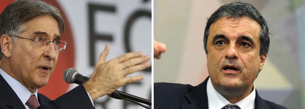 Petição preparada pelo advogado Antônio Carlos de Almeida Castro, o Kakay, que representa o governador de Minas Gerais, Fernando Pimentel (PT), cobra providências do ministro da Justiça, José Eduardo Cardozo, sobre supostos abusos cometidos na Operação Acrônimo, da qual Pimentel é alvo; o governador está convencido de que a Polícia Federal foi instrumentalizada politicamente; ele pede a revelação do nome de quem vazou relatório da PF, que estava sob "segredo de Justiça", que o apontava como suspeito de chefiar uma organização criminosa, fato que acabou sendo amplamente divulgado na imprensa (Foto: Gisele Federicce) Petição preparada pelo advogado Antônio Carlos de Almeida Castro, o Kakay, que representa o governador de Minas Gerais, Fernando Pimentel (PT), cobra providências do ministro da Justiça, José Eduardo Cardozo, sobre supostos abusos cometidos na Operação Acrônimo, da qual Pimentel é alvo; o governador está convencido de que a Polícia Federal foi instrumentalizada politicamente; ele pede a revelação do nome de quem vazou relatório da PF, que estava sob "segredo de Justiça", que o apontava como suspeito de chefiar uma organização criminosa, fato que acabou sendo amplamente divulgado na imprensa
