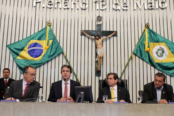 O leilão reverso começou com lance teto de R$ 14.497.098 para os quatro lotes e foi fechado por R$ 10.080.098,34, representando uma economia superior a R$ 4 milhões para os cofres do Executivo. Participaram 17 empresas, que apresentaram, inicialmente, propostas em envelopes fechados e, em seguida, deram lances para baixo (Foto: Renata Paiva) O leilão reverso começou com lance teto de R$ 14.497.098 para os quatro lotes e foi fechado por R$ 10.080.098,34, representando uma economia superior a R$ 4 milhões para os cofres do Executivo. Participaram 17 empresas, que apresentaram, inicialmente, propostas em envelopes fechados e, em seguida, deram lances para baixo
