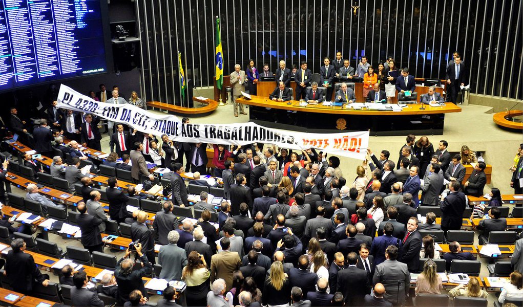 O plenário da Câmara dos Deputados aprovou, por 324 votos a 137 e 2 abstenções, nesta quarta (8), o texto-base do Projeto de Lei 4330/04, que regulamenta os contratos de terceirização no setor privado e para as empresas públicas, de economia mista, suas subsidiárias e controladas na União, nos estados, no Distrito Federal e nos municípios; um acordo de procedimentos entre os partidos deixou a votação dos destaques para a próxima terça-feira, quando pontos polêmicos deverão ser decididos em votações separadas (Foto: Valter Lima) O plenário da Câmara dos Deputados aprovou, por 324 votos a 137 e 2 abstenções, nesta quarta (8), o texto-base do Projeto de Lei 4330/04, que regulamenta os contratos de terceirização no setor privado e para as empresas públicas, de economia mista, suas subsidiárias e controladas na União, nos estados, no Distrito Federal e nos municípios; um acordo de procedimentos entre os partidos deixou a votação dos destaques para a próxima terça-feira, quando pontos polêmicos deverão ser decididos em votações separadas